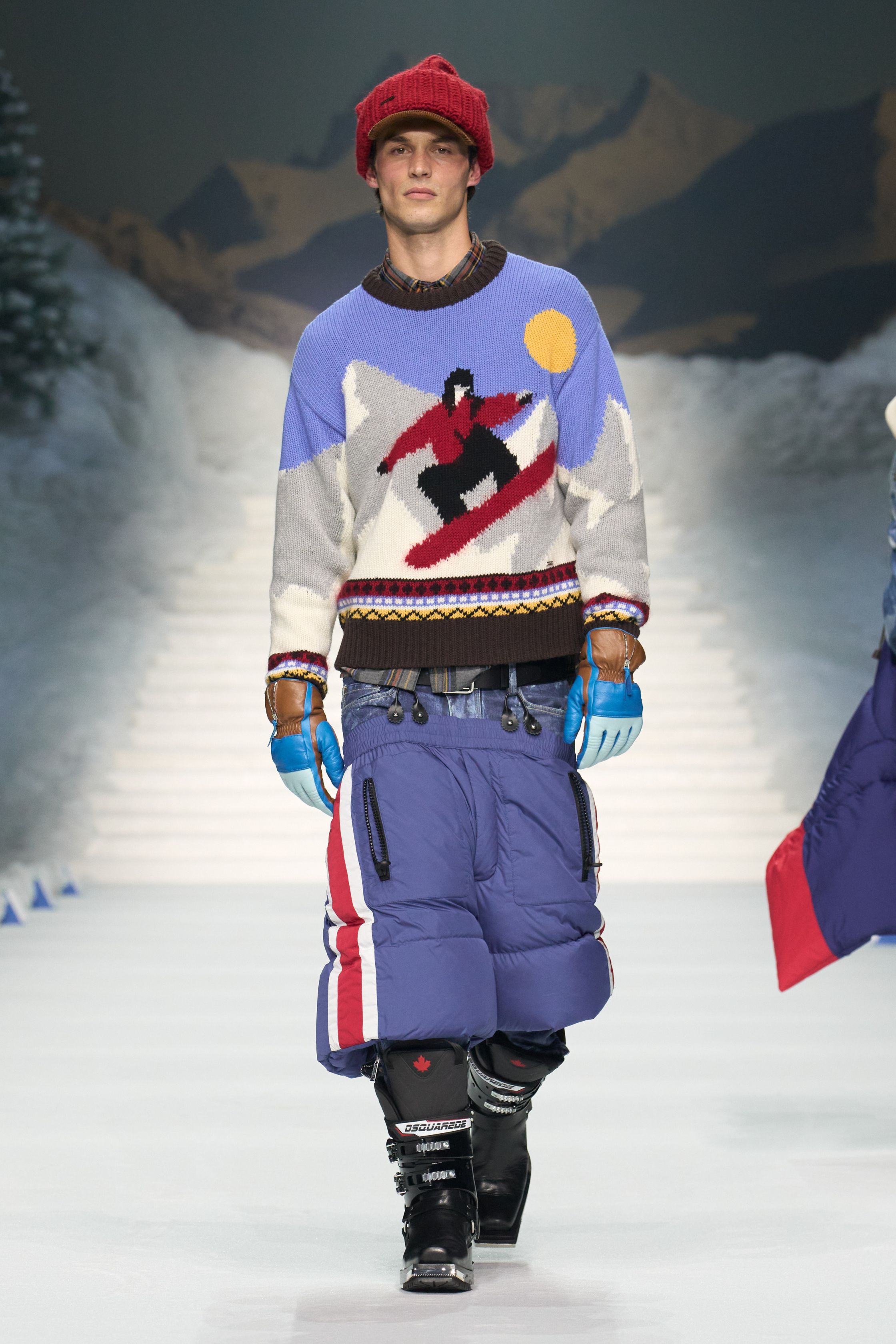 Dsquared2 2026秋冬以夸张的滑雪场景为背景，将加拿大户外精神、Y2K 性感与舞台化时装推至极致。羽绒、毛皮、紧身牛仔与夸张比例不断叠加，身体成为视觉焦点，性感、力量与炫耀被无限放大。这不是现实主义的衣橱，而是一场关于冒险、欲望与表演的时尚狂欢，张扬而直接，忠于品牌一贯的高能量叙事-顽石频道趋势研究